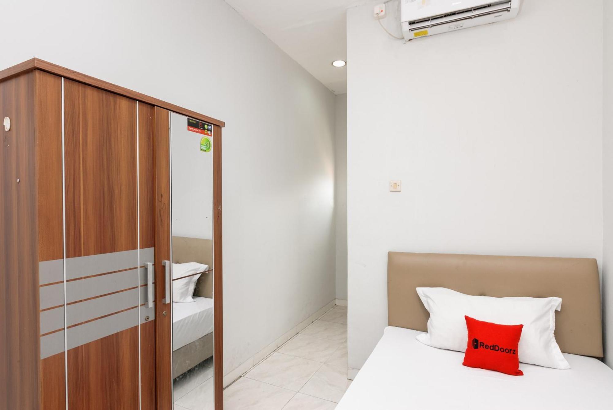 Reddoorz Near Mandaya Royal Hospital Puri Otel Tangerang Dış mekan fotoğraf
